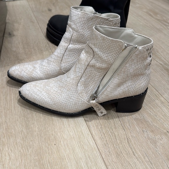 white boots - Picture 1 of 1